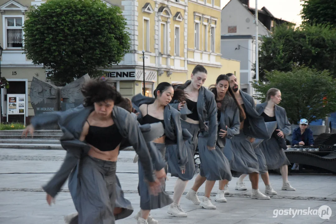 Spektakl teatralny na gostyńskim rynku