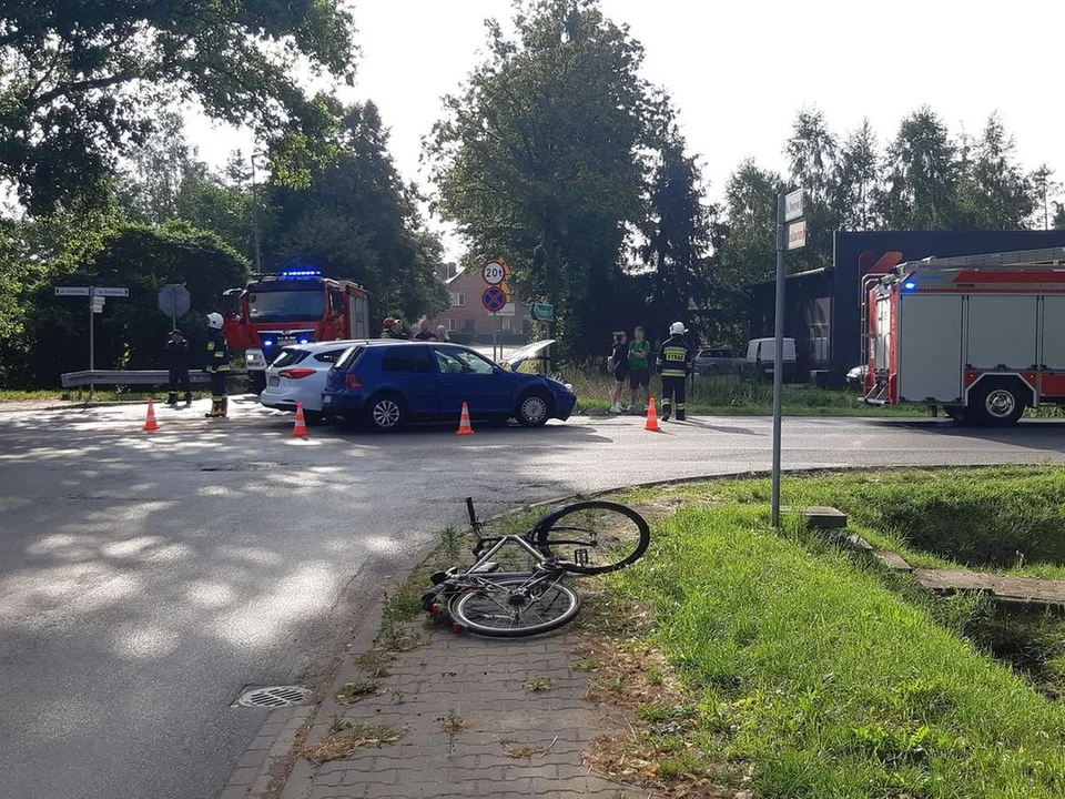 Zderzenie dwóch aut na skrzyżowaniu DK 15 z ul. Dworcową w Golinie - Zdjęcie główne