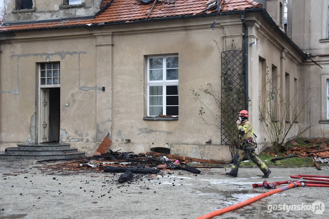 Pożar pałacu w Pępowie. Straż pożarna porządkuje pogorzelisko