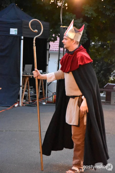 Plenerowy teatr w Piaskach. Niezapomniane przeżycia przy „Zapomnianej historii”, udana zabawa w „Polowanie na motyle”