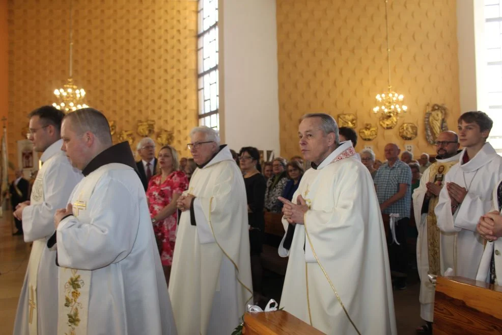 Tablica dla ojca Sylwina Wojdanowicza oraz jubileuszowy zjazd franciszkanów w Jarocinie