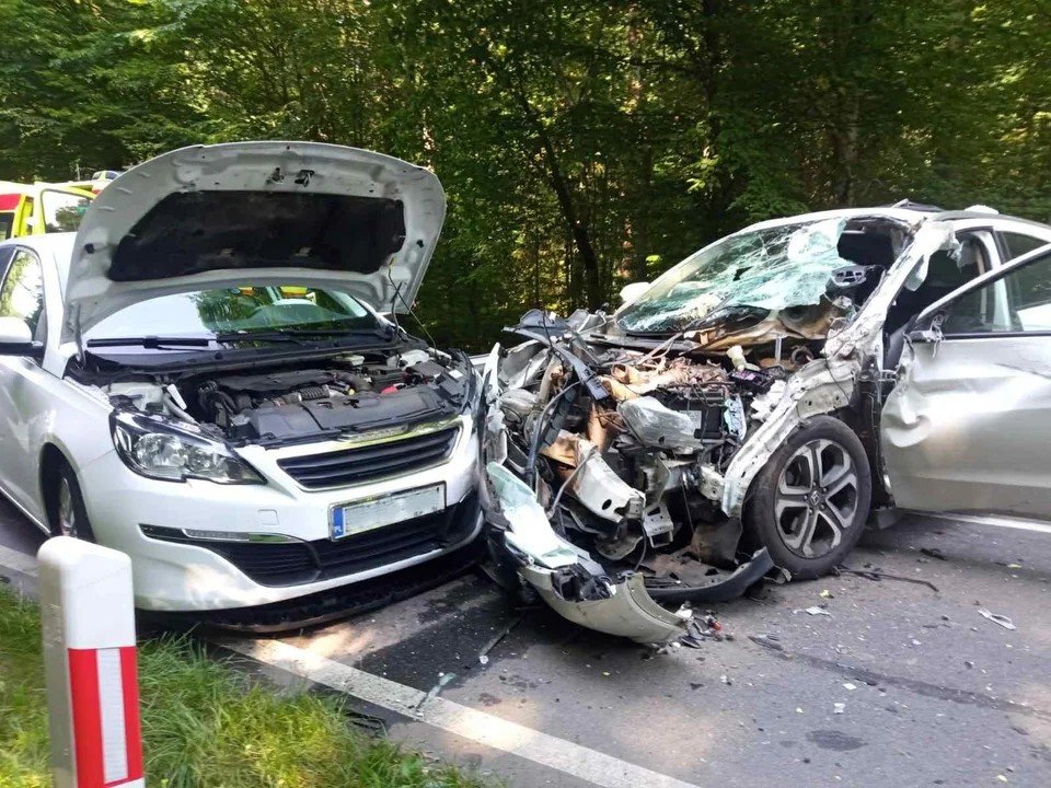 Wypadek w Sulmierzycach. Trzy auta zderzyły się na drodze, dwóch kierowców w szpitalu [ZDJĘCIA] - Zdjęcie główne