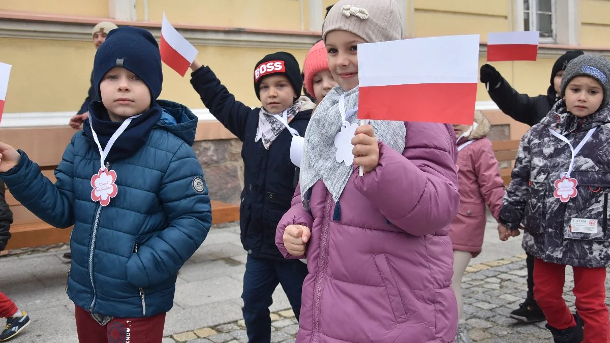 Przemarsz z flagami przedszkolaków z Przedszkola Samorządowego "Pod Świerkami" w Krobi