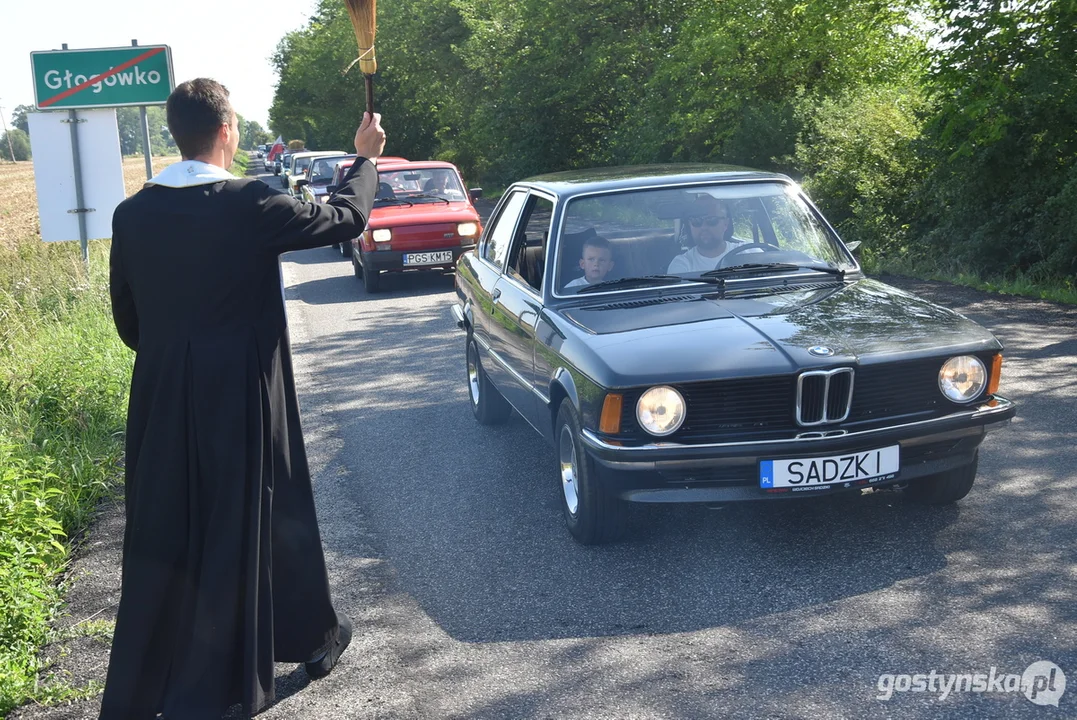 Parada zabytkowych pojazdów podczas dożynek powiatowych na Świętej Górze 2023