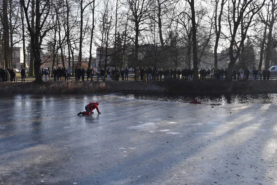 Lód kusi, ale zabija. Krotoszyńskie służby pokazują, jak kończy się wejście na zamarznięty zbiornik [ZDJĘCIA] - Zdjęcie główne