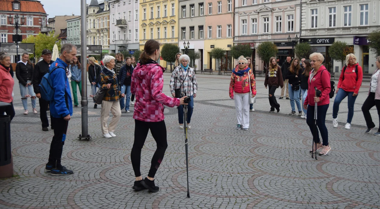 Rozgrzali się na krotoszyńskim rynku i wyruszyli. Kolejna edycja "Spaceru dla serca" [ZDJĘCIA] - Zdjęcie główne