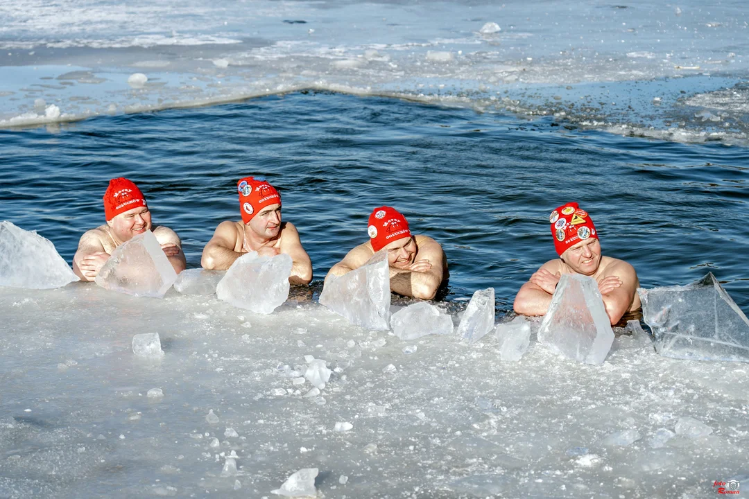 Ekstremalne morsowanie w Gołuchowie. 20 cm lodu i temperatura -10°C [ZDJĘCIA] - Zdjęcie główne