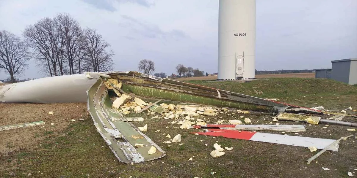 Urwane śmigło od wiatraka w Dobieszczyźnie.