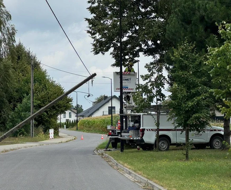 Groźnie wyglądające zdarzenie w Choczu. Dostawczak uderzył w słup energetyczny