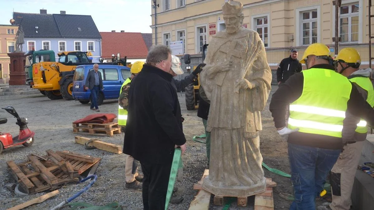 Odbudowa pomnika świętego Jana Nepomucena na rynku w Krobi. Monument już stoi, komitet nadal zbiera pieniądze - Zdjęcie główne
