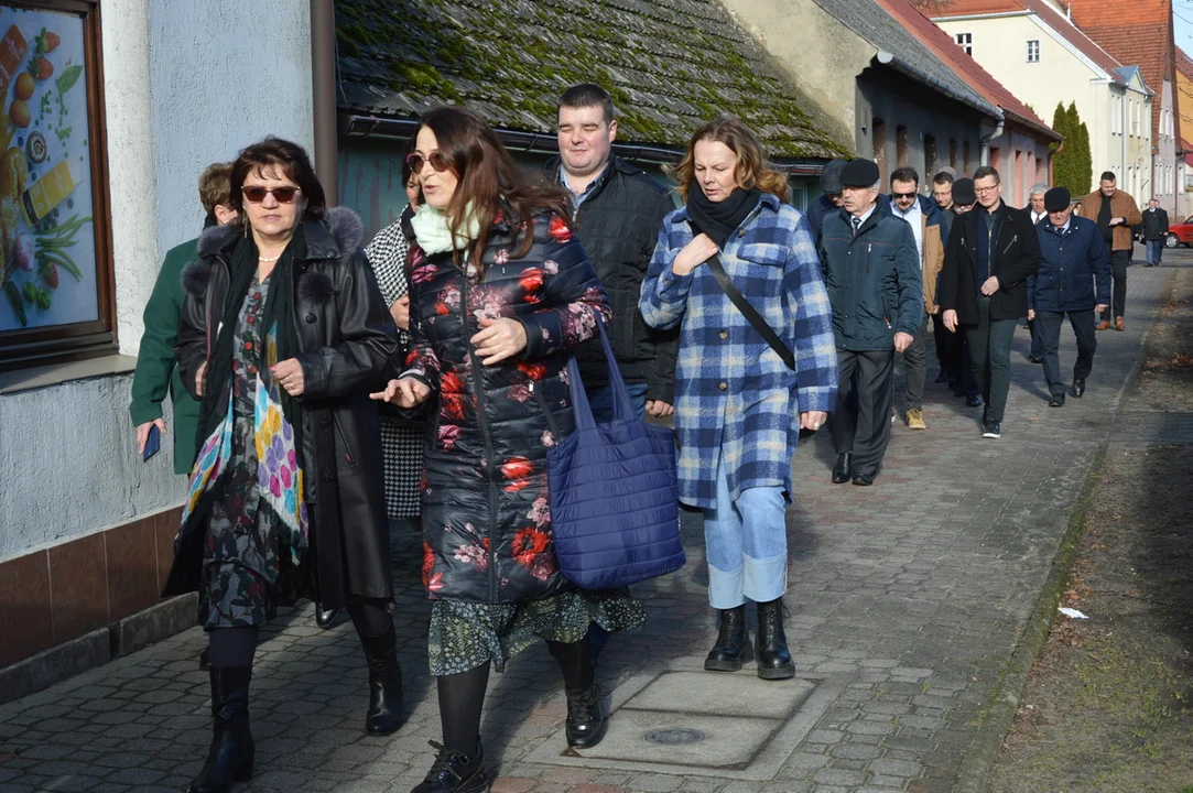 Otwarcie rynku w Jutrosinie z udziałem przedstawicieli samorządów, wojewody i parlamentu