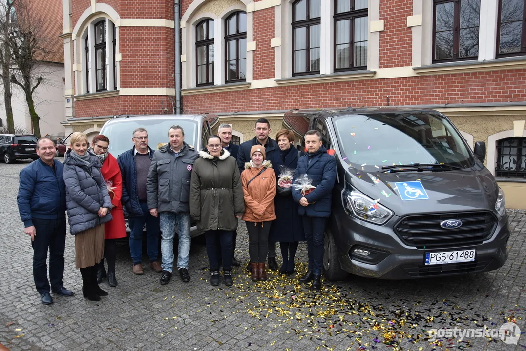 Przekazanie samochodów do przewozu osób niepełnosprawnych dla ŚDS Krobia i gminy Pogorzela