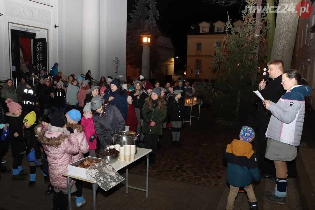 Betlejemskie Światło Pokoju w parafii pw. św. Andrzeja Boboli w Rawiczu