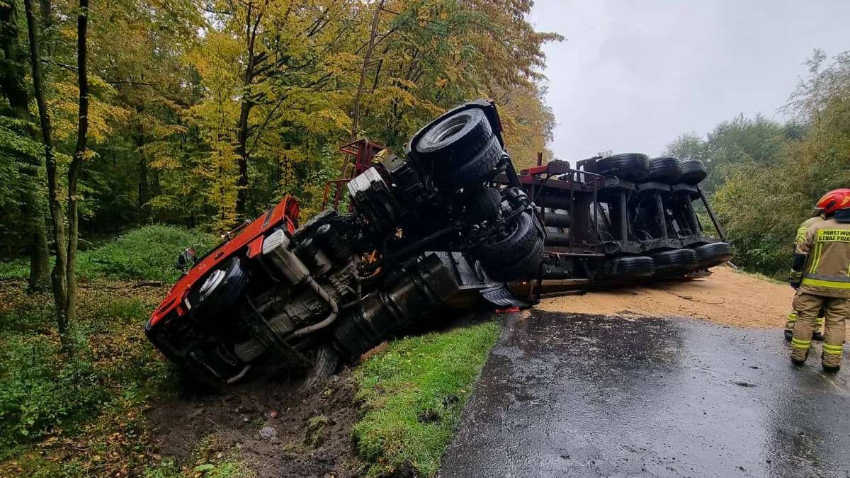 Przewrócona ciężarówka na drodze Gostyń - Pępowo