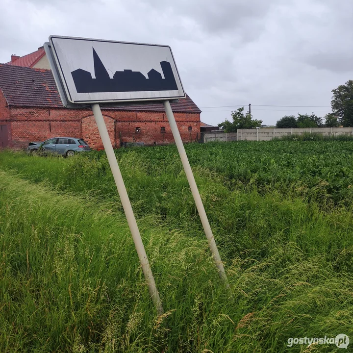 Zderzenie samochodu z budynkiem w Strzelcach Wielkich