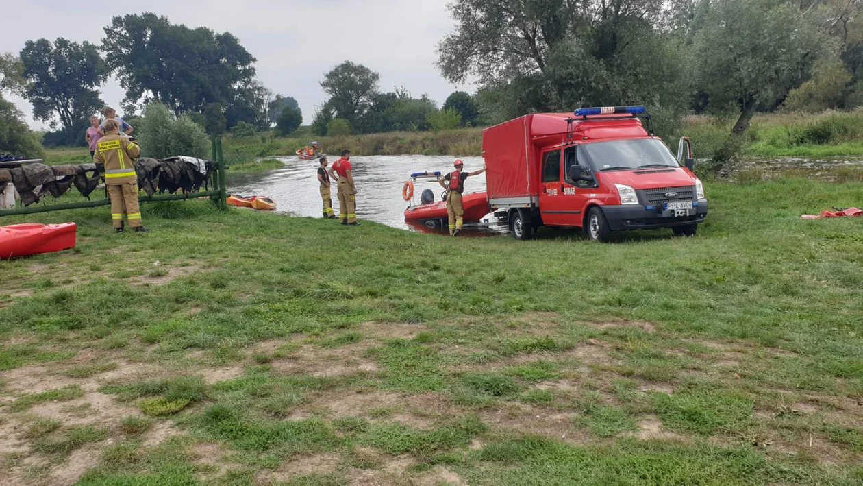 Kajaki wywróciły się podczas spływu. Cztery osoby znalazły się w wodzie [ZDJĘCIA] - Zdjęcie główne