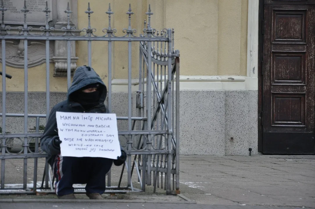 Samotny pod kościołem