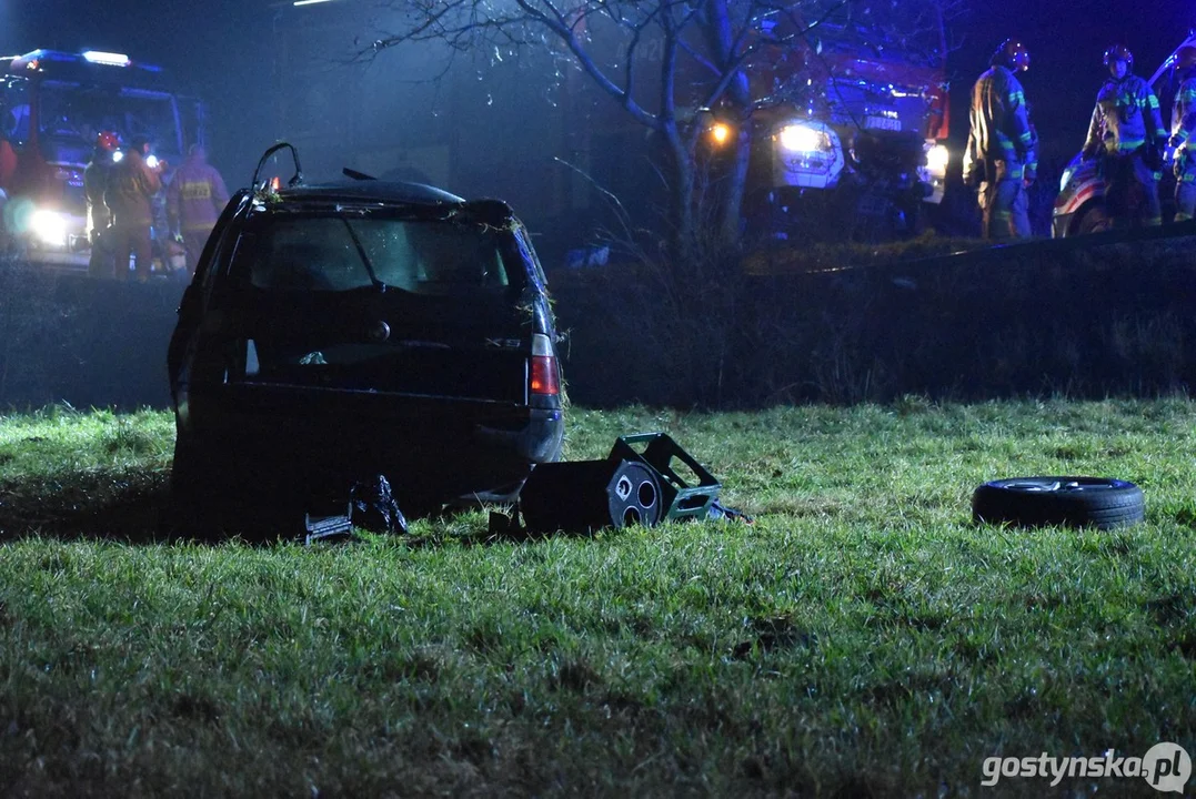 Wypadek na trasie Gostyń - Poniec. Kierowca BMW wypadł przez szyberdach