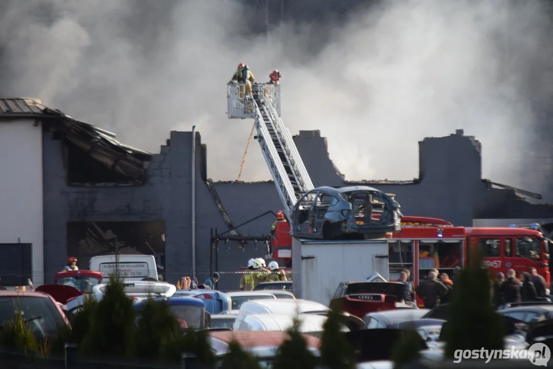 Pożar na stacji demontażu pojazdów w Śmiłowie