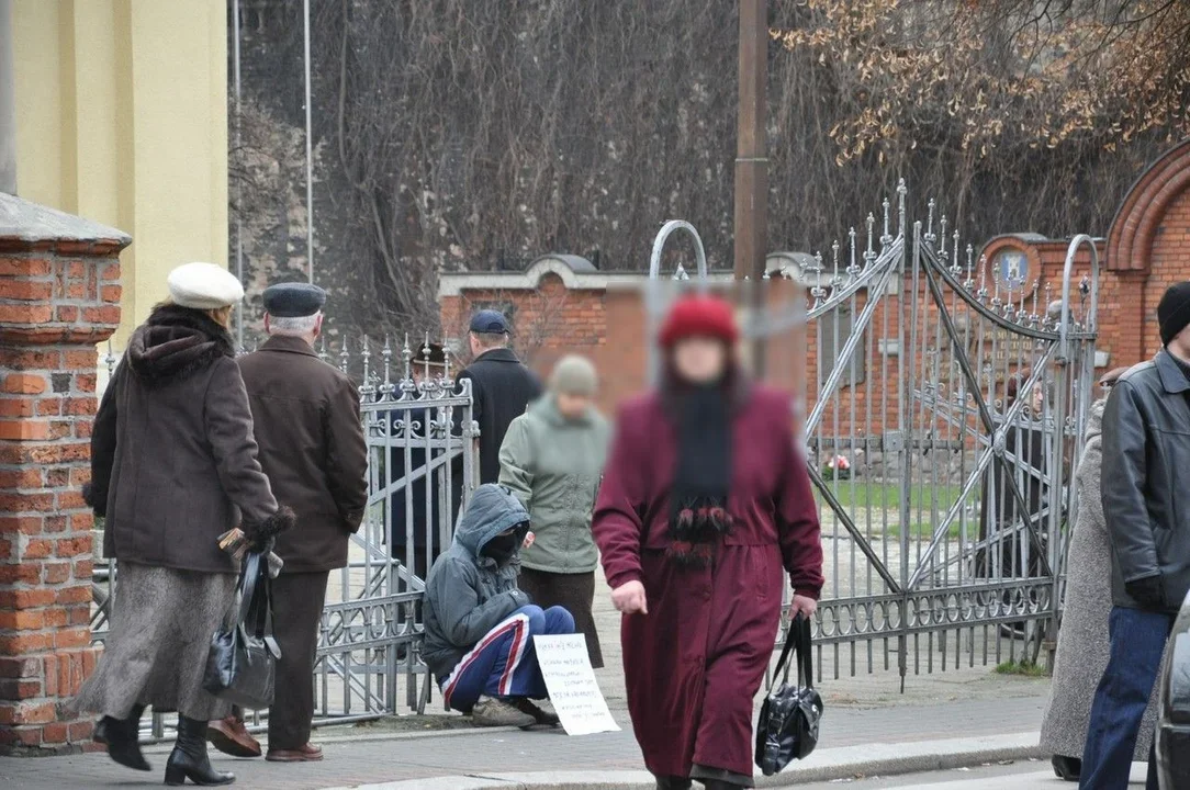 Samotny pod kościołem