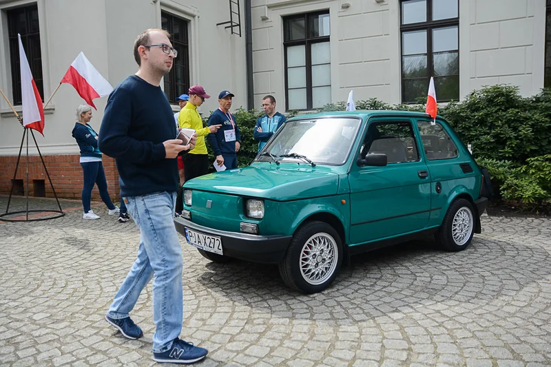 Wystawa zabytkowych pojazdów w Jarocinie z okazji Święta Flagi
