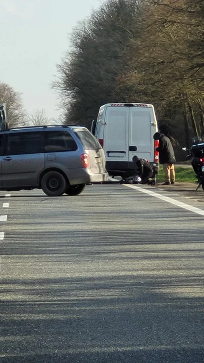 Zderzenie motocykla z osobówką na trasie Gołuchów-Kalisz