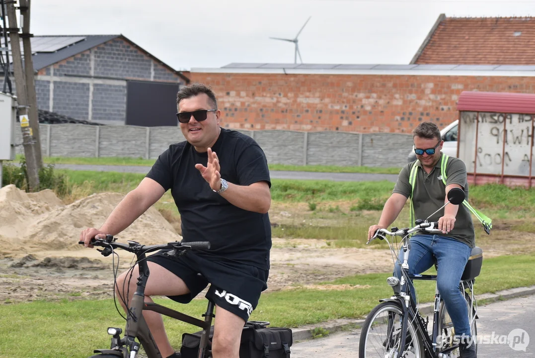 Wyborczy challenge w Piaskach i Pogorzeli. Burmistrz przywiozła wójtowi coś słodkiego
