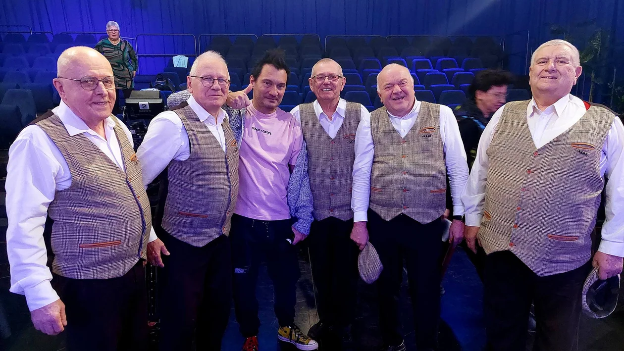 Występ Kapeli Podwórkowej "Piaskowianie" i Zespołu Śpiewaczego "Tęcza" z Piasków w programie w TalentAsy Senior