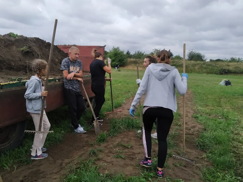 Porządki w Rusku. Najpierw wysprzątali boisko, a potem zagrali mecz