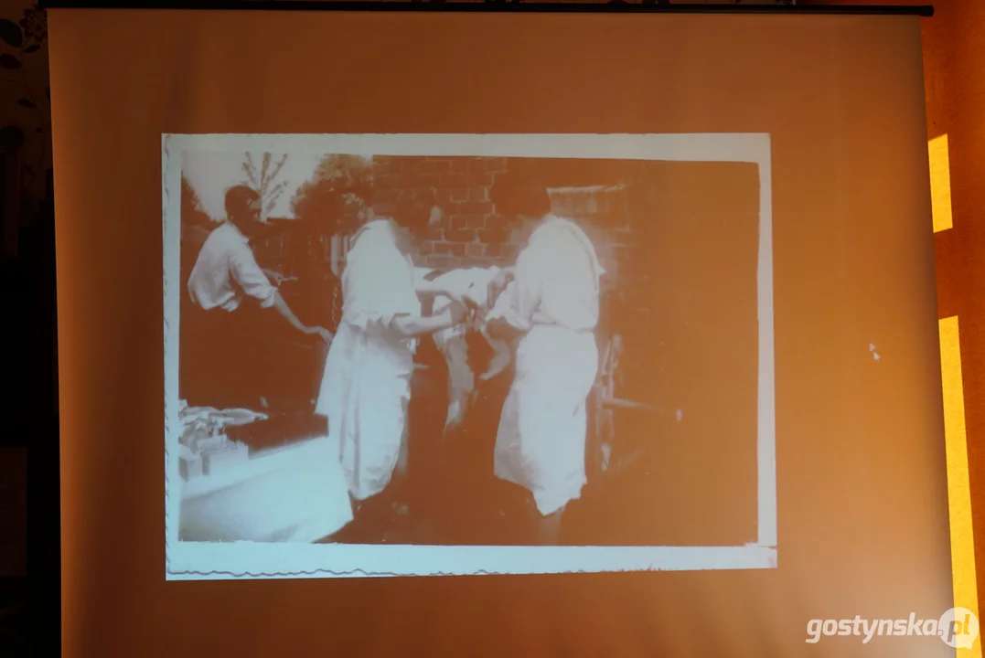 Miłośnicy starych fotografii w pogorzelskiej bibliotece