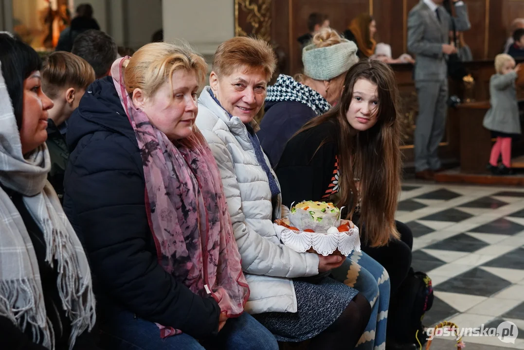 Ukraińskie rodziny na "święconce" w  Świętogórskiej Bazylice