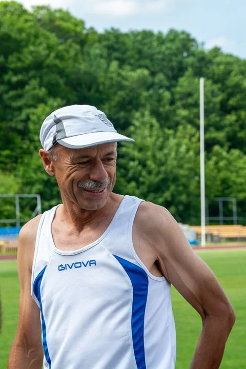 70 okrążeń stadionu w Jarocinie na 70. urodziny. Wiesław Garbarek świętował nietypowo