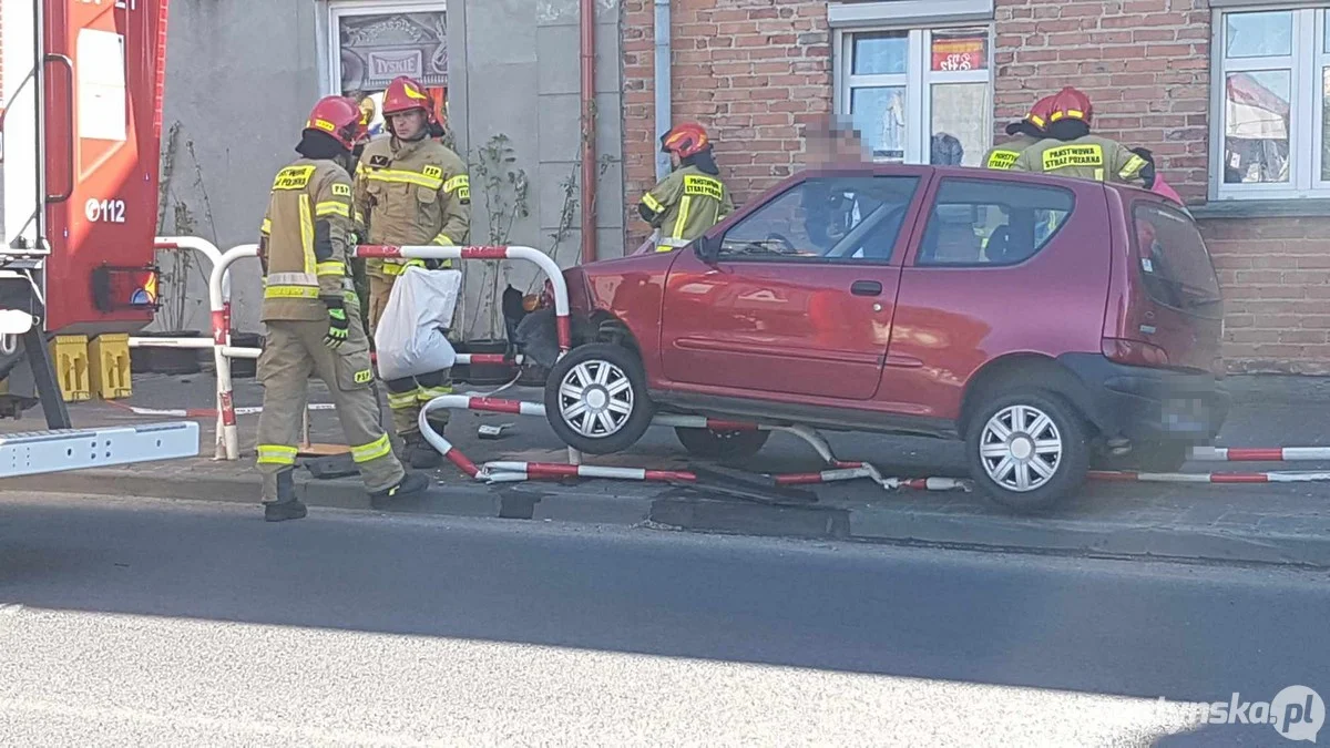 Cinquecento wjechało w barierki w centrum Gostynia