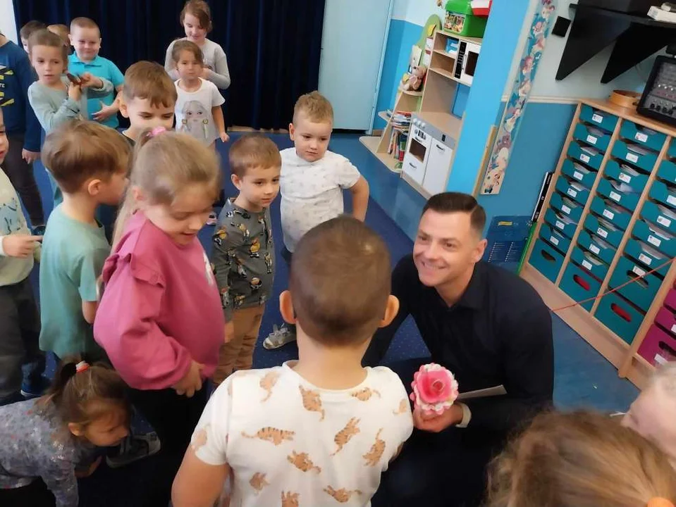 Wiceburmistrz Bartosz Walczak w przedszkolu w Mieszkowie