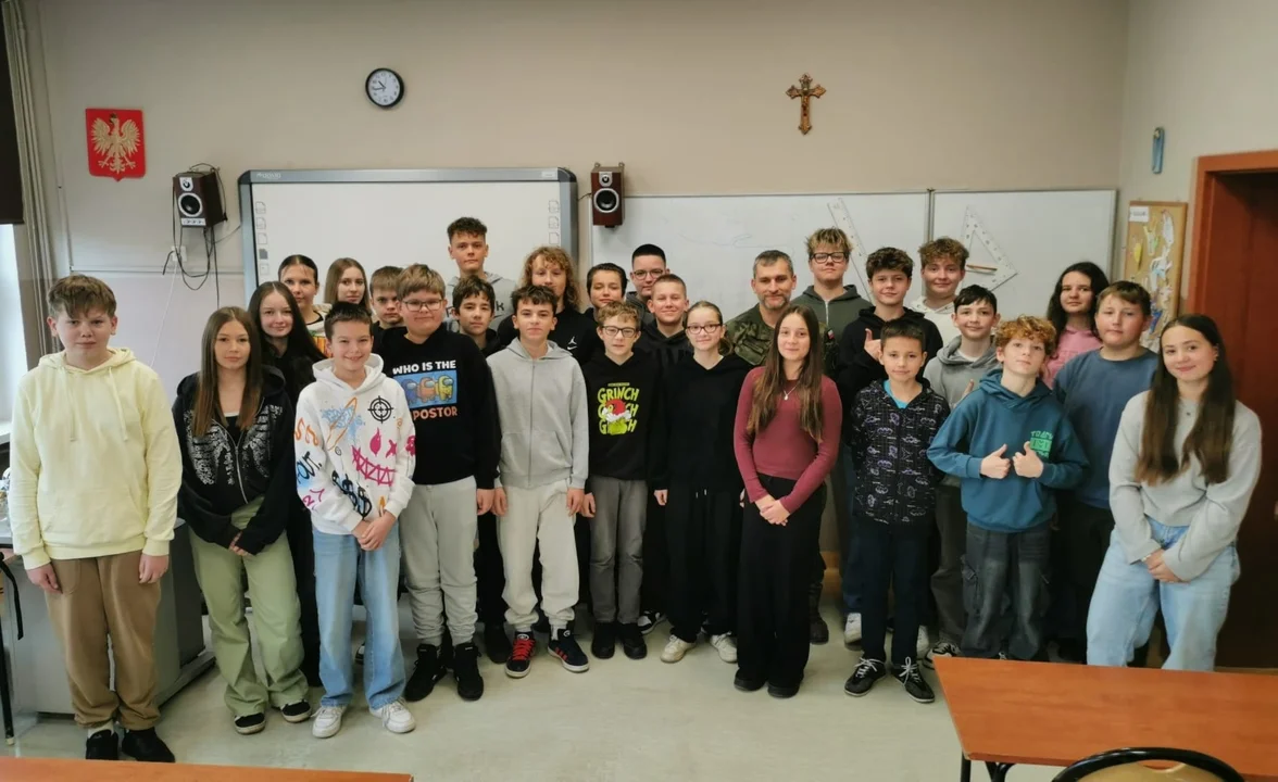 Wojskowi szkolili uczniów jak poradzić sobie w sytuacjach zagrożenia