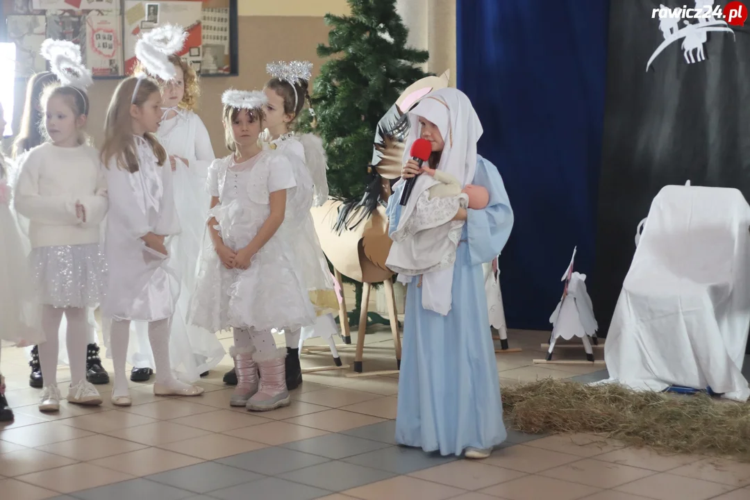 Jasełka, życzenia i poczęstunek w szkole w Sierakowie