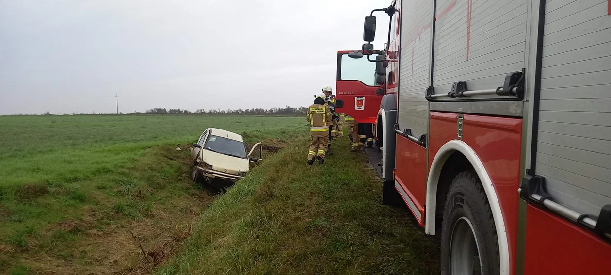 Fiat wypadł z jezdni na drodze Jarocin - Żerków - Zdjęcie główne
