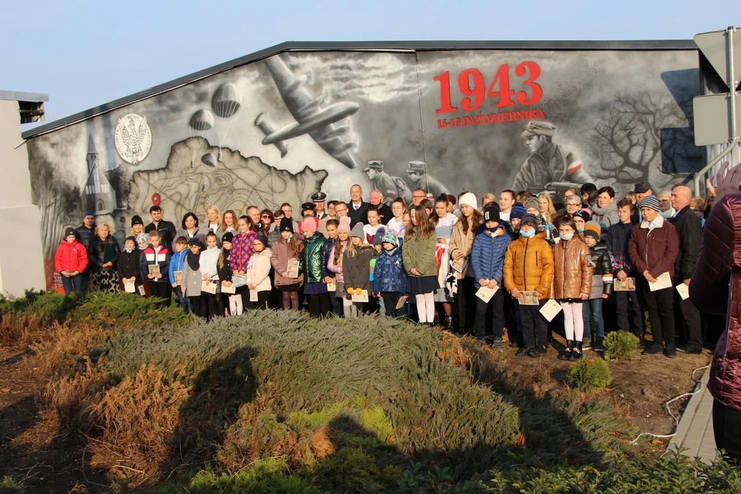 Mural upamiętniający zrzut broni dla Armii Krajowej odsłonięto w Czerminie w ubiegłym roku