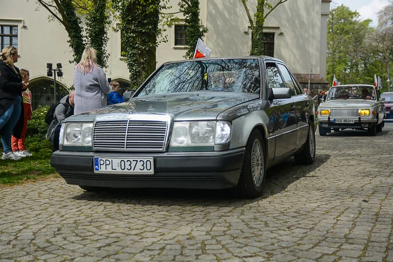 Wystawa zabytkowych pojazdów w Jarocinie z okazji Święta Flagi