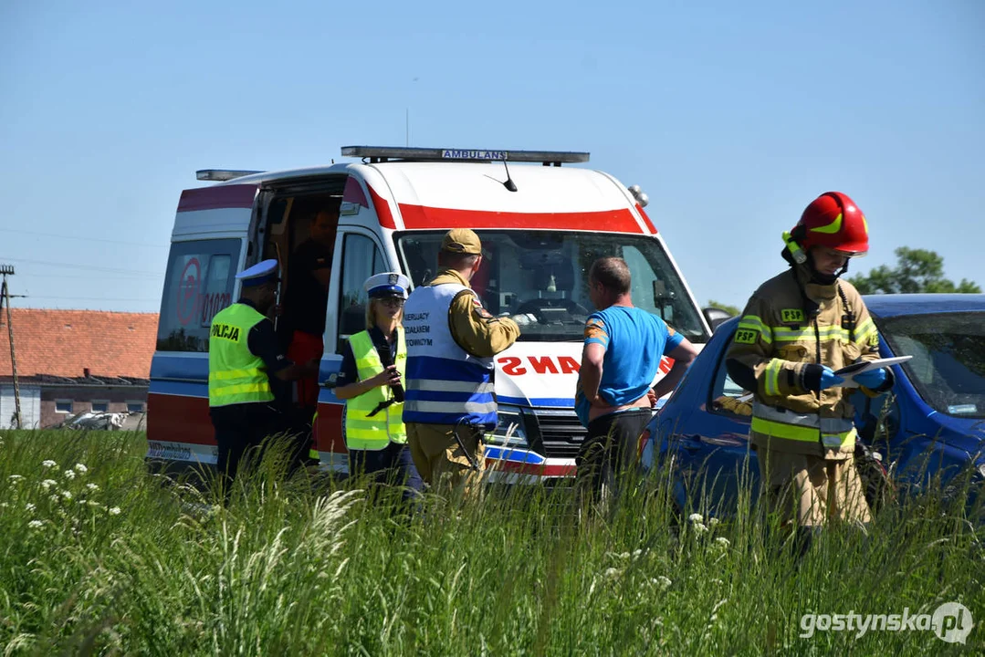 Kolizja na drodze powiatowej w Lipiu (gm. Piaski). Przewrócony samochód w polu