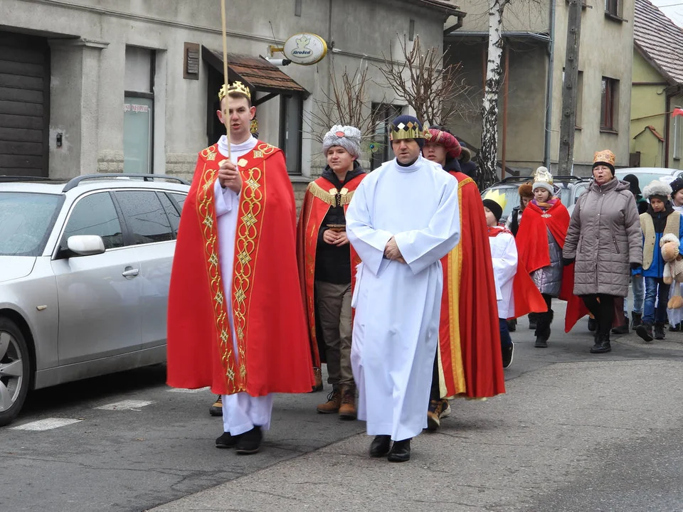 Orszak Trzech Króli i koncert kolęd w kościele w Piaskach Wlkp.