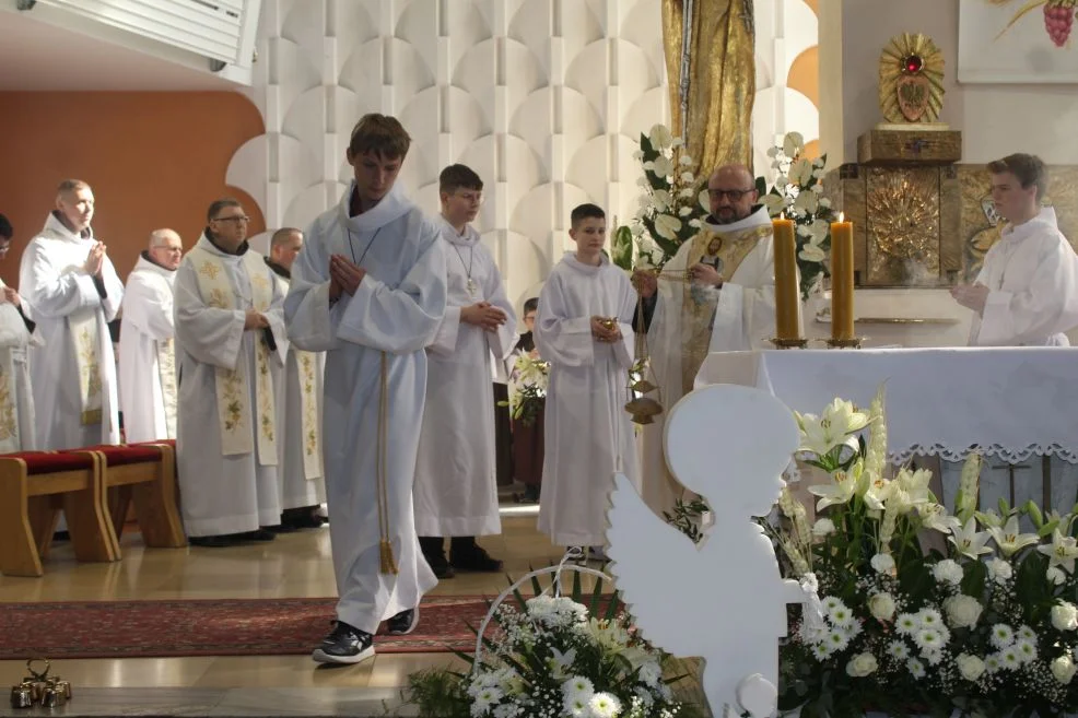 Tablica dla ojca Sylwina Wojdanowicza oraz jubileuszowy zjazd franciszkanów w Jarocinie