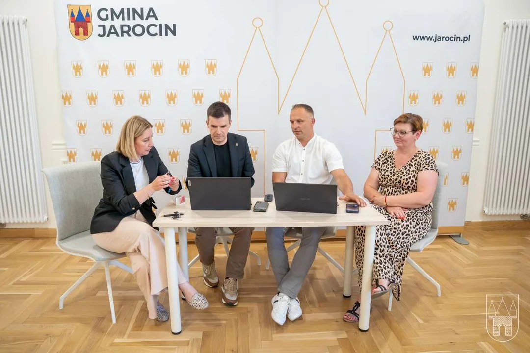 Podpisanie umów na termomodernizację świetlicy w Osieku i szkoły w Jarocinie