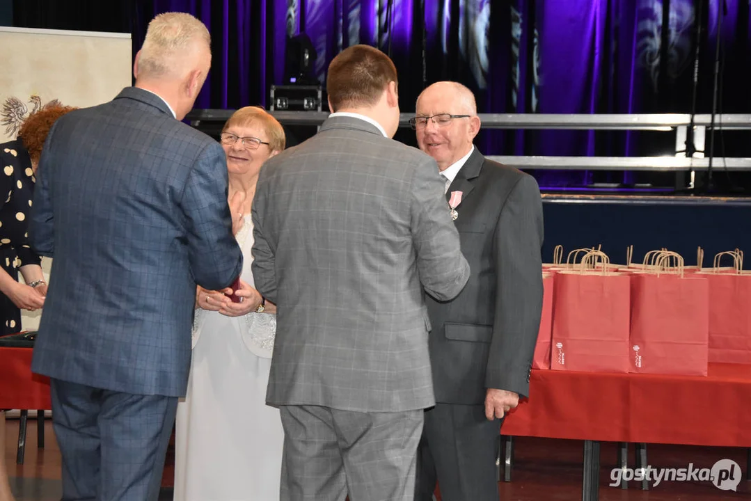 Jubileusze małżeńskie w gminie Gostyń. Blisko 60 par otrzymało pamiątkowe medale