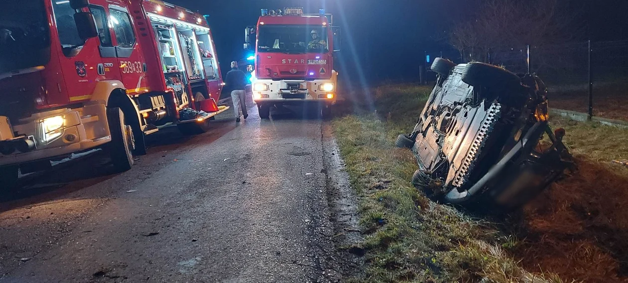 21-latek z powiatu krotoszyńskiego wjechał w Seicento. Oba pojazdy znalazły się w rowie [ZDJĘCIA] - Zdjęcie główne