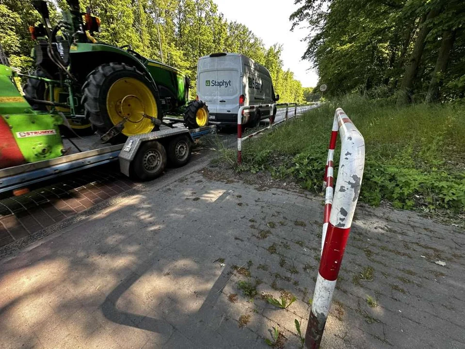 Zarośnięte pobocza w powiecie jarocińskim