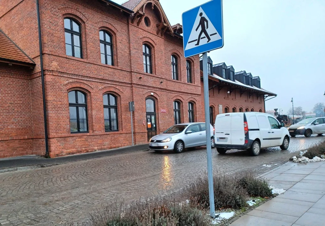 - Na przejściu w Pleszewie od lat brakuje pasów! - alarmuje Czytelniczka - Zdjęcie główne