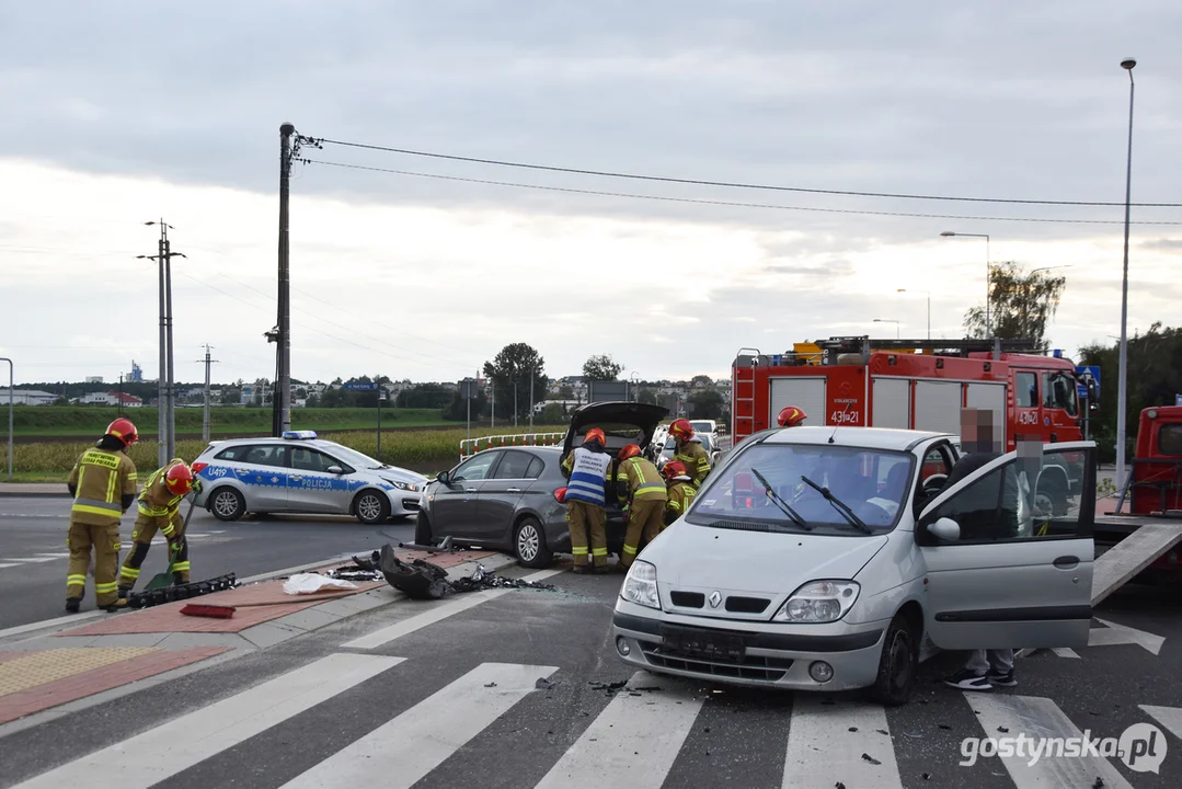 Zderzenie dwóch samochodów na skrzyżowaniu w Gostyniu