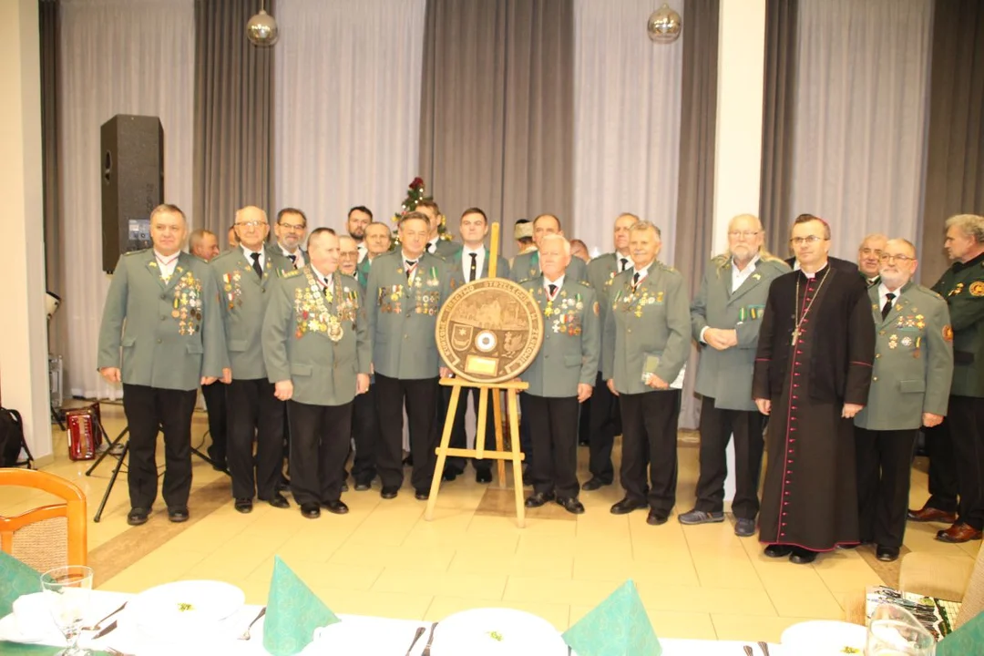 Kurkowe Bractwa Strzeleckie diecezji kaliskiej w Żerkowie na spotkaniu opłatkowym z biskupem [ZDJĘCIA] - Zdjęcie główne