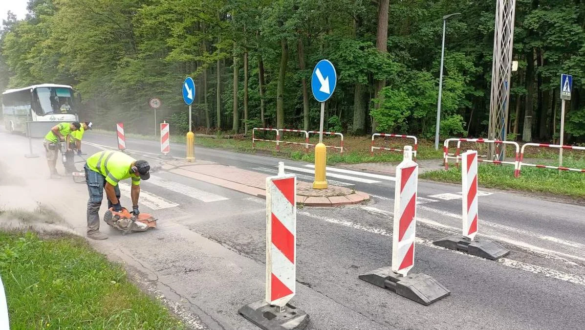 Budowa wyniesionego przejścia w Jarocinie.